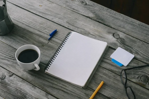 记事本与钢笔和杯咖啡在木制办公桌上 家庭工作区概念 — 图库照片