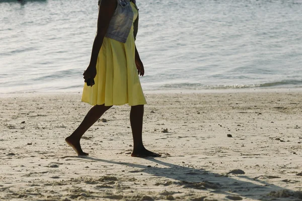 Jovem Afro Americana Caminhando Longo Costa Oceânica — Fotografia de Stock