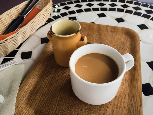 Kopje koffie met melk close-up in café — Stockfoto