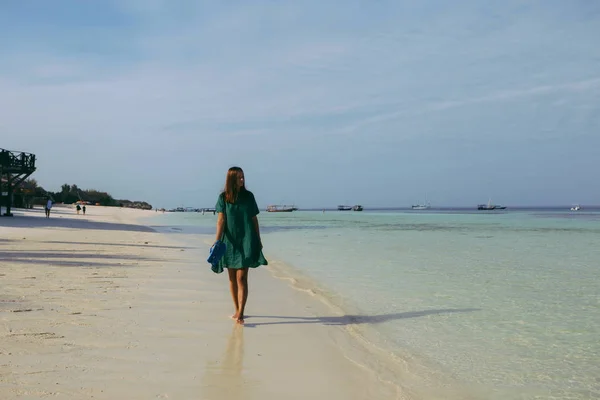 Viajero Mujer Caminando Largo Costa Del Océano Por Mañana — Foto de Stock