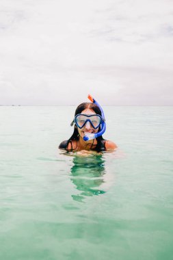 Mutlu kadın Zanzibar Adası üzerinde turkuaz okyanusta dalış için maske