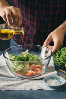 Erkek dökme zeytinyağı kase salata ev mutfak ile eller