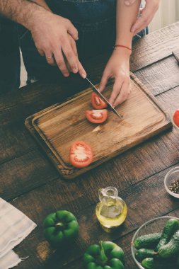 sevgi dolu karı koca evde mutfakta yemek