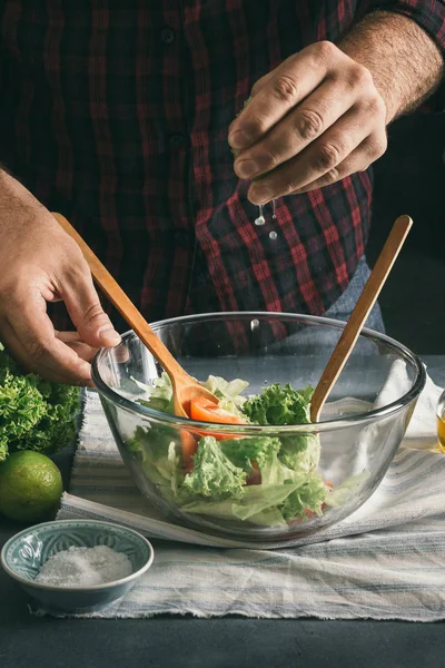 Manos Masculinas Vertiendo Jugo Limón Ensalada Verduras Cocina Casera — Foto de Stock