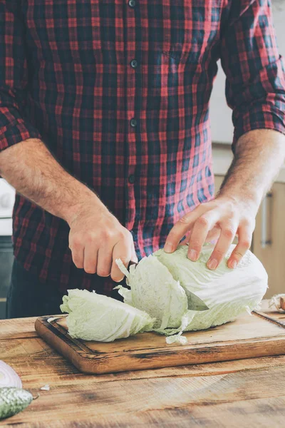 Человек Готовит Вкусную Здоровую Пищу Кухне Дома Солнечный День — стоковое фото