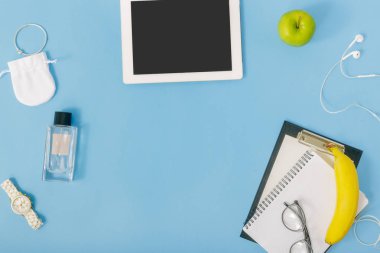 Boş ekran ve Pano mavi arka plan, üstten görünüm, eğitim kavramı ile defter ile tablet