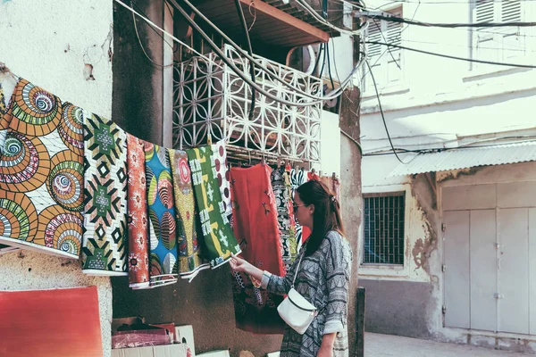 Mujer Joven Buscando Ropa Mercado Africano Local — Foto de Stock