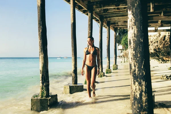 Young Gelooid Vrouw Wandelen Langs Kustlijn Oceaan Bij Zonsondergang — Stockfoto