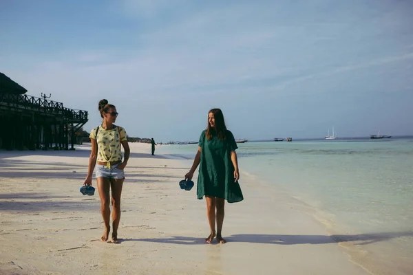 Dos Mujeres Viajeras Caminando Por Costa Del Océano Por Mañana — Foto de Stock