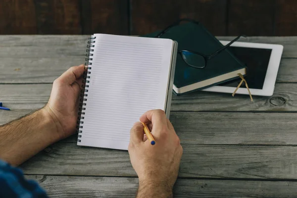 Primo Piano Mani Maschili Scrittura Taccuino Tavolo Legno Concetto Home — Foto Stock