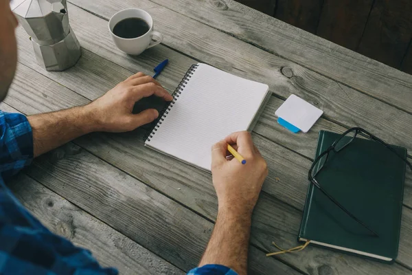 Primo Piano Mani Maschili Scrittura Taccuino Tavolo Legno Concetto Home — Foto Stock