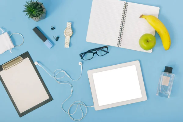 Tablet Blank Screen Notebook Clipboard Blue Background Top View Education — Stock Photo, Image