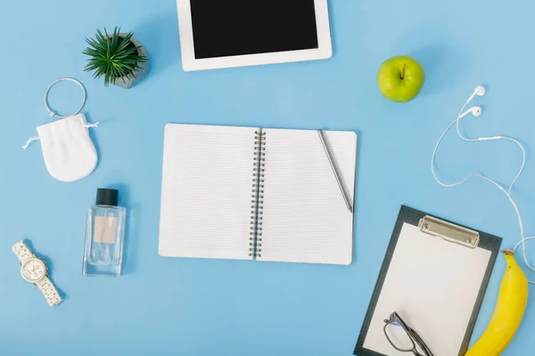 Tableta Con Pantalla Blanco Portátil Con Portapapeles Sobre Fondo Azul — Foto de Stock