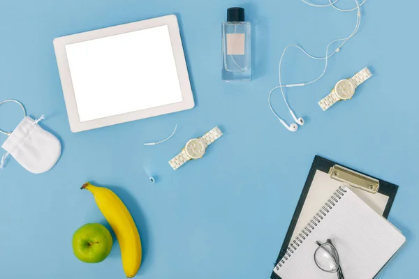 タブレットとヘッドフォンで香水とクリップボードにメガネでメモ帳のオフィスのテーブル — ストック写真