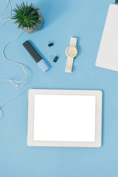 Mesa Oficina Con Tableta Blanca Ver Sobre Fondo Azul — Foto de Stock