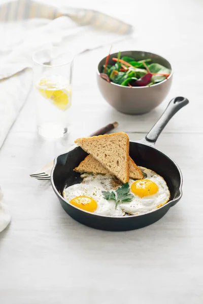 Concepto Desayuno Huevo Frito Sartén Sobre Mesa Madera Blanca Con —  Fotos de Stock