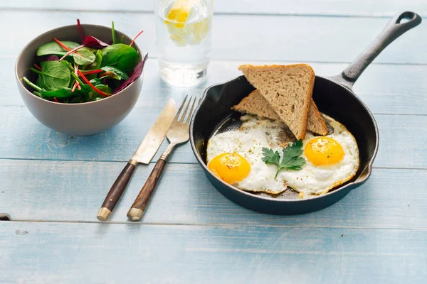 Concept Petit Déjeuner Oeuf Frit Dans Poêle Sur Table Bois — Photo