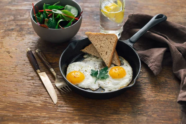 Ontbijt Tafelconcept Gebakken Koekenpan Houten Tafel Met Salade Citroen Water — Stockfoto