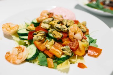 Taze deniz ürünleri salatası beyaz tabakta yakın çekim