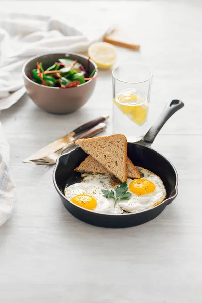 Œuf Frit Dans Une Poêle Sur Une Table Bois Blanc — Photo