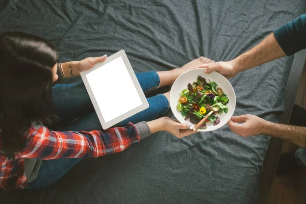 Mann Bringer Salat Til Elsket Kvinne Sengen Kjærlighet Omsorg Konsept – stockfoto