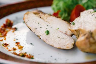 Plaka ızgarada tavuk göğsü dilim yakın çekim