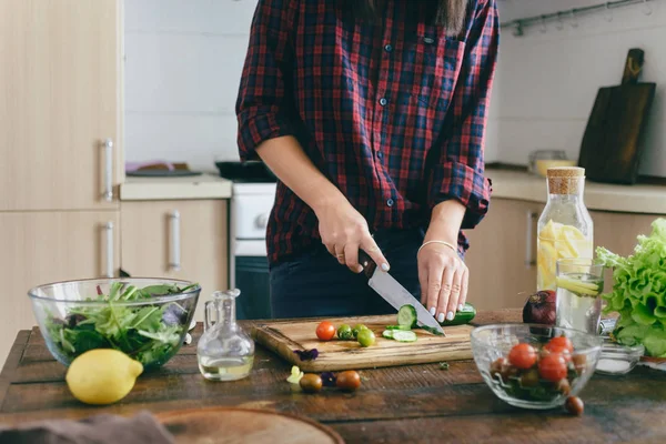 Gesunde Ernährung Junge Frau Kocht Sommersalat Hause Der Küche — Stockfoto