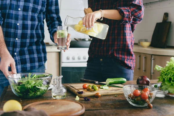 Konzept Für Gesunde Ernährung Ehepaar Bereitet Sommersalat Hause Der Küche — Stockfoto