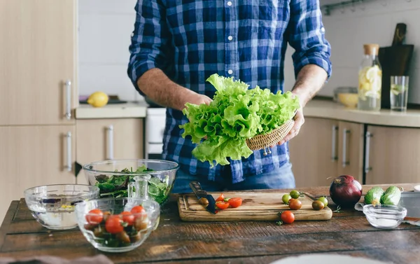 Homem Cozinhar Salada Verão Casa Cozinha Conceito Alimentação Saudável — Fotografia de Stock