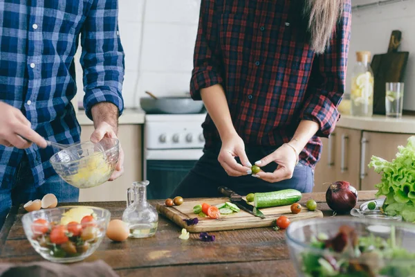 Gesunde Ernährung Ehepaar Bereitet Sommersalat Hause Der Küche — Stockfoto