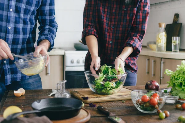 Paar Bereitet Hause Der Küche Sommersalat Gesundes Ernährungskonzept — Stockfoto