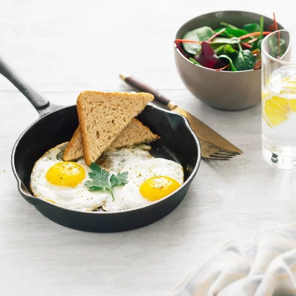 Table Petit Déjeuner Œuf Frit Dans Une Poêle Sur Une — Photo