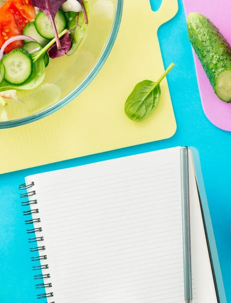 青の背景 上面に夏のサラダを調理するためのバイオダイナミック農法食材をメモ帳 健康食品の背景 — ストック写真