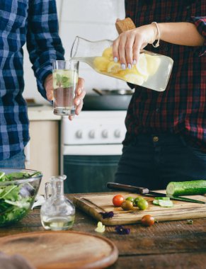 Çift yemek ev mutfak ahşap tablo sebzeli salata