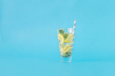 Canlandırıcı yaz kokteyl limon ve nane mavi zemin üzerine