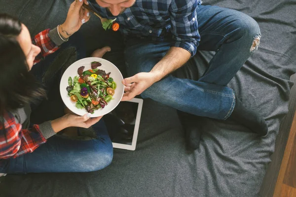 Vista Cerca Mujer Joven Alimentando Ensalada Hombre Con Verduras Flores — Foto de Stock