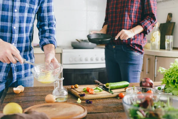 Paar Kocht Salat Mit Gemüse Auf Holztisch Der Heimischen Küche — Stockfoto