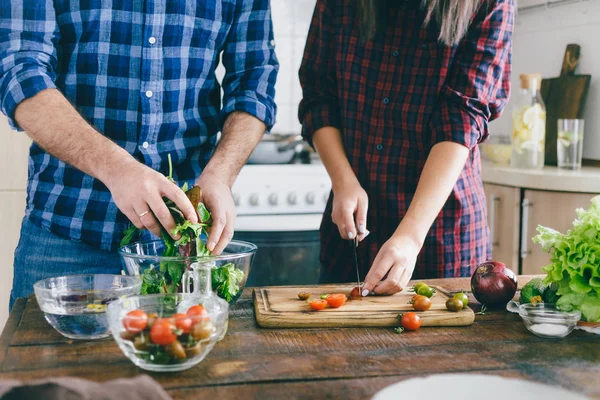 Paar Kocht Salat Mit Gemüse Auf Holztisch Der Heimischen Küche — Stockfoto