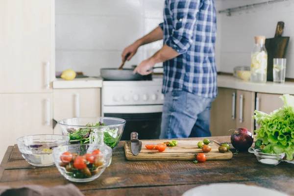 Mann Kocht Salat Mit Gemüse Auf Holztisch Der Heimischen Küche — Stockfoto
