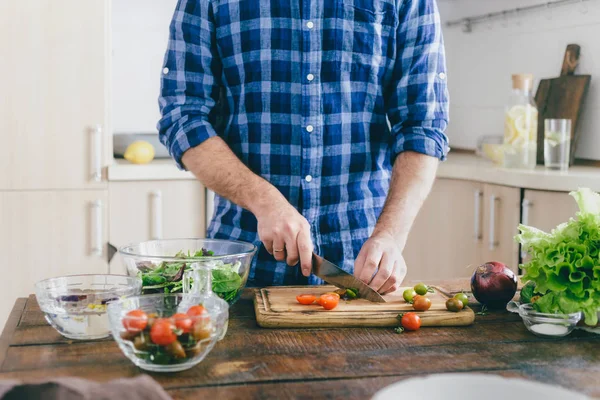 Mann Kocht Salat Mit Gemüse Auf Holztisch Der Heimischen Küche — Stockfoto