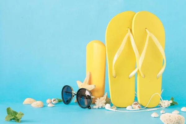 Módní Sluneční Brýle Flip Flopů Plážové Doplňky Modrém Pozadí — Stock fotografie