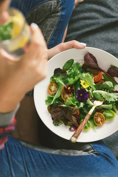 Nært Syn Unge Kvinner Som Spiser Salat Med Grønnsaker Blomster – stockfoto