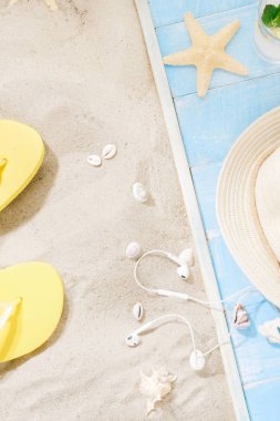 Üstten Görünüm seyahat aksesuarları kum üzerinde. Seyahat tatil kavramı. Yaz arka plan