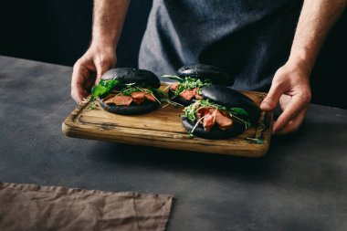 Yönetim Kurulu set siyah burger sığır eti orta nadir, ıspanak, yeşil sos ve mikro Yeşiller kesme adam tutarak