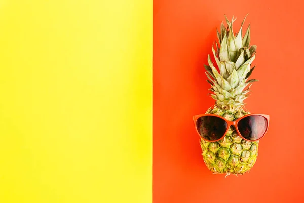 Üstten Görünüm Ananas Renkli Arka Plan Üzerinde Güneş Gözlüğü Düz — Stok fotoğraf