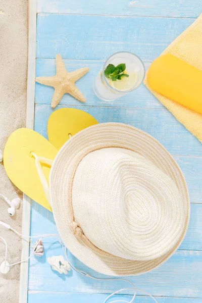 Strohhut Flip Flops Sonnencreme Handtuch Muscheln Sommercocktail Reiseaccessoires Reiseurlaubskonzept Sommer — Stockfoto