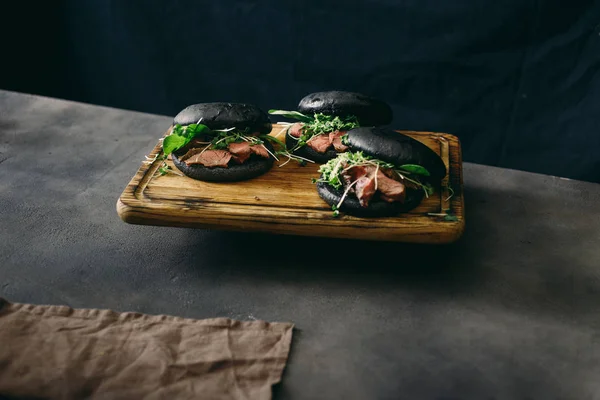 Set Hamburguesa Negra Con Carne Mediana Rara Espinacas Salsa Verde — Foto de Stock