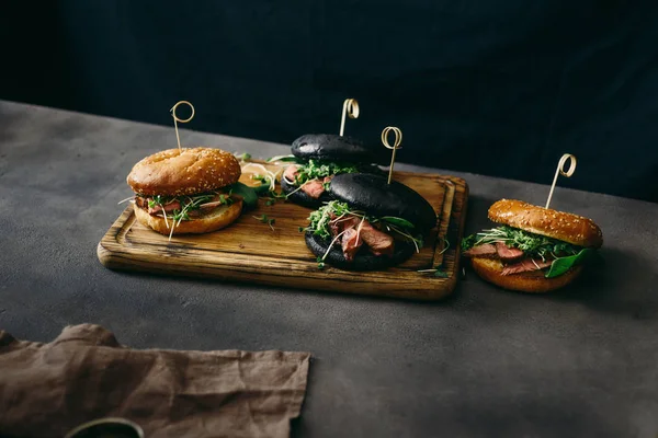 Set Black Burger Burger Classic Bun Beef Medium Rare Spinach — Stock Photo, Image