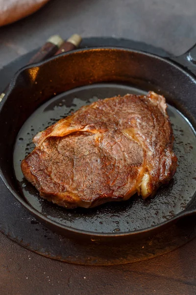 빈티지 프라이팬에 육즙이 쇠고기 스테이크를 닫습니다 — 스톡 사진