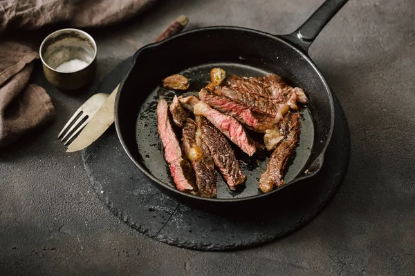 빈티지 프라이팬에 육즙이 쇠고기 스테이크를 슬라이스 — 스톡 사진